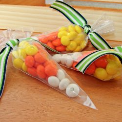 Easy Candy Corn Treat Bags @katrinaskitchen